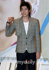 幻灯图：张瑞希《妇产科》记者会 低胸性感亮相