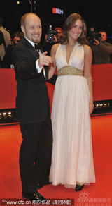 幻灯：《一个好人》首映人多势众 男女星热吻抢镜