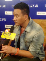 组图：胡军明星慈善夜专访 随性着装硬汉范儿