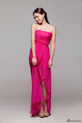 组图：万茜夏日写真娇媚 粉裙长发尽显淑女魅力