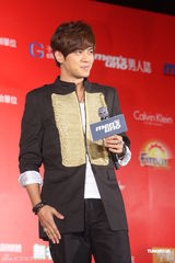 组图：罗志祥代言模特选秀 现场避谈与吸烟妹绯闻