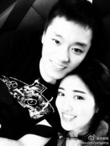 组图：央吉玛搞怪生活照曝光 点朱砂另类妆容