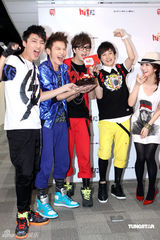 幻灯图：众星为电台庆生 现场进行男男火热激吻