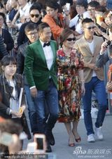 组图:全智贤着无袖裙抱双臂取暖 任达华西装帅气