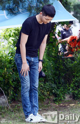 组图：韩星宋仲基入伍短发帅气 将服现役21个月