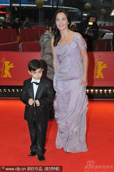 幻灯：《猎人》首映 米特拉-哈加个性民族装抢眼球 