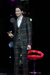 组图：赵寅成格纹西装暖心互动 粉丝热情嗨全场