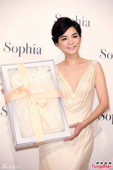 组图：ELLA露背秀乳沟 明年启动造人计划