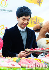 组图：李升基推销韩牛 现场烤肉试吃喂粉丝