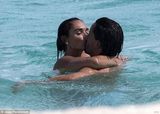 组图：F1太子女度蜜月 与老公海中热吻激情难挡
