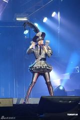 组图：郑秀文澳门开唱 百变造型散发恋爱中的女人味