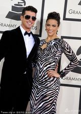 组图：宝拉-巴顿斑马纹长裙 胸前双狮抢眼