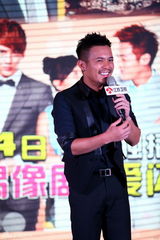 组图：江铠同称韩庚是好朋友 遭追问撒娇求饶