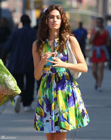 组图：艾米-罗森印花连衣裙展夏日风情