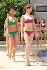 组图：中华小姐泳装照拍摄 选手血糖过低险晕倒