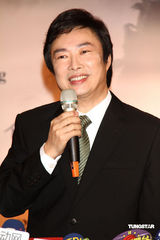 幻灯：费玉捐一千万做公益 澄清800万名车赠侄子