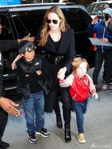 组图：朱莉带孩子们买玩具 龙凤胎儿子金发大眼