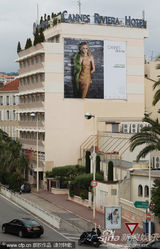 幻灯图：戛纳各处高悬电影海报 影师场外准备抢拍