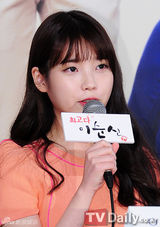 组图：IU紧身裙性感亮相宣传《最佳李顺心》