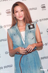 组图：谢婷婷被追问谢霆锋生活 演绎牛仔时尚