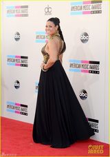 组图：美偶冠军紧身黑裙勒巨乳 吐舌卖萌