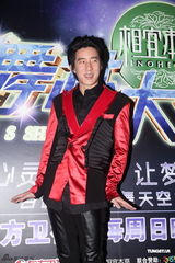 组图：黄雅莉玩转制服诱惑 叶童金装复古艳丽