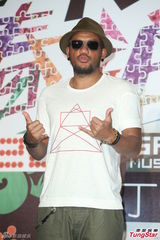 组图：陈绮贞结婚无着落 张震岳猛健身晒成黑炭