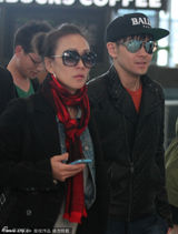 组图：林志颖乘房车赶飞机 为苦守粉丝送签名