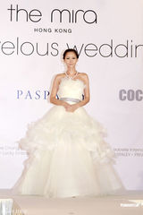 组图：Amanda S.订婚后首披婚纱 自称未婚夫很大方