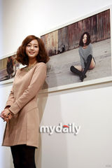 组图：韩星韩艺瑟开记者会宣传新写真 齐肩卷发俏丽