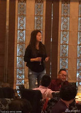 组图：赵薇素颜携老公回家过年 女儿小四月可爱