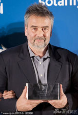 组图：杨紫琼出席活动 朱莉挺孕肚获皮特护驾亮相