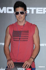 组图：吴建豪戴黑钻耳机压轴走秀 空运礼物表孝心