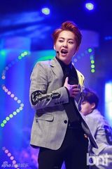 组图：EXO与Apink助阵颁奖礼 f(x)水晶捧奖