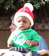 组图：桑德拉-布洛克为养子戴圣诞帽 骑马威风帅气