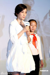 幻灯图：李冰冰白衣出席公益活动 现场教授手语