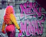 组图：麻辣鸡个唱粉丝强行上台 与保镖激烈扭打