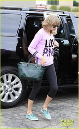 组图：泰勒俏丽短发上舞蹈课 粉衣紧身裤清新范