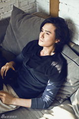 组图：王雨复古写真率性洒脱变谜样熟男