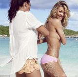 组图：维密天使坎蒂丝豪放全裸 坐床边胴体诱人