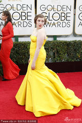 组图：金球红毯《衰姐们》莉娜黄裙 挤胸显丰满