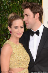 组图：金球奖红毯多情侣 恩爱携手秀亲密