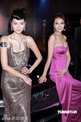 幻灯图：熊黛林艳色长裙为名车走秀 妩媚奢华