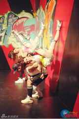 组图：双胞胎By2登男人装 丰满上围浑圆半球