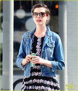 组图：海瑟薇与老公逛街 碎花短裙显春日风情