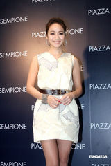 幻灯图：侯佩岑展OL气质 正挑选婚纱盼今年出嫁