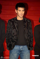 幻灯图：范冰冰垫肩装夸张抢镜 与刘璇同场争艳