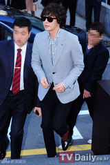 组图：裴勇俊高小英金贤重等出席名品店开业仪式