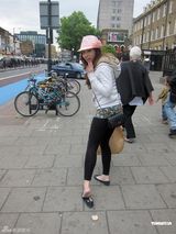 高清组图：杨洛婷英伦血拼 喜见前港督彭定康