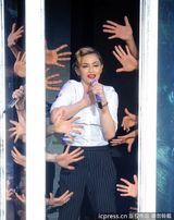 组图：麦当娜挑逗肌肉男上演致命诱惑